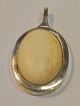 Brüder W. & S. 
Sørensen (1939 
- 1950) 
Horsens, 
Dänemark: 
Sterling-
Anhänger mit 
Elfenbein.
Oval. ...