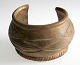 Afrikanisches Armband, 19. Jh. Bronze. Mit Dekorationen. H:. 6,5 cm. Dia:. 11 cm.