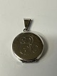 Medaljon i sølv med monogram Stemplet SterlingHøjde med øsken 3 cmDiameter 2 cmPæn og ...