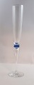 Attika, Royal Copenhagen mit blauem Dekor. Design Anja Kjär. Champagnerglas. Höhe 29 cm.