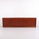 Lange, niedrige Anrichte aus Teak aus den 1960er Jahren im Mid Century Modern Stil. Das Möbel ...