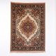 Orientteppich im Kashan Stil mit zentralem Medaillon und dekorativem Blumenmuster. Der Teppich ...