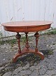 Salonbord i fineret mahogni og bøgetræ, fra 1910erne.Det har brugsspor.Højde 73cm Diameter 92cm