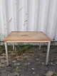 Bord i fineret egetræ og metal, fra 1980erne.Det har brugsspor.Højde 51cm Bredde 60cm Længde ...