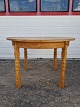 Spisebord i massivt egetræ med 2 tillægsplader, fra 1980erne.Det har brugsspor.Højde 74cm ...