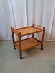 Bord i fineret teaktræ, fra 1980erne.Det har brugsspor.Højde 71cm Bredde 48cm Længde 71cm