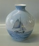 B&G 8779-506 
Vase 
marinemotiv - 
sejlskib 24 cm 
2. sortering I 
fin og hel 
stand