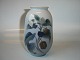 Kongelig Vase, 
med motiv af 
blomster 
Dek. nr. 
2822-3547
Højde 17,5 cm. 

Diameter i ...