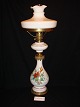 Petroleumlampe 
Opalglas mit 
Blumen Malerei 
und 
Broncemonteringeren 
schöne und 
seltene Lampe 
Höhe ...