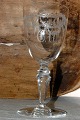 Weinglas mit  
Guilloche-Dekor 
auf der Schale. 
Höhe 20,7 cm. 
Durchmesser 9 
cm. Tadelloser 
...