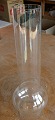 Wunderschön verzierter Schirm aus Steingut und die Glasröhre für die Petroleumlampe.