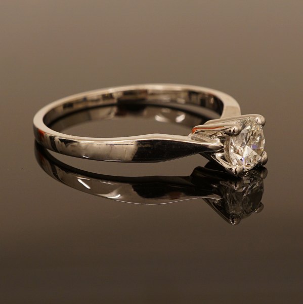 14kt hvidguldsring med brillantsleben diamant på ca. 0,43ct. Ringstr. 56