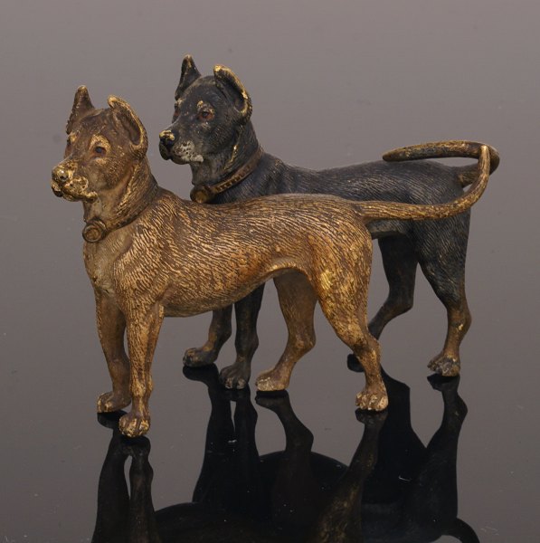 Vienna bronze Figure with two dogs. Circa 1880. H: 8cm. L: 12cm