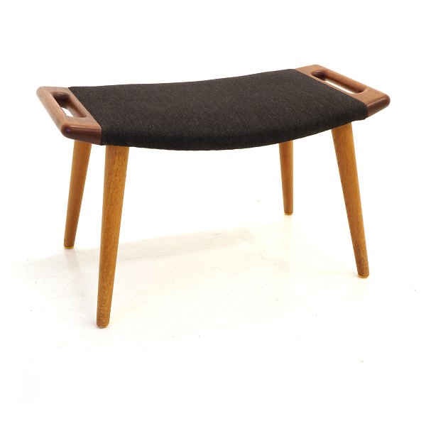 Hans J. Wegner, 1914-2007: Hocker für den Teddy-Stuhl, Eiche und Teak.
Modell AP-29