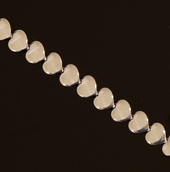 Hans Hansen armlænke i sterlingsølv med hjerter. #236. Stemplet "HH" for Hans 
Hansen perioden 1947-69. L: 18,5cm