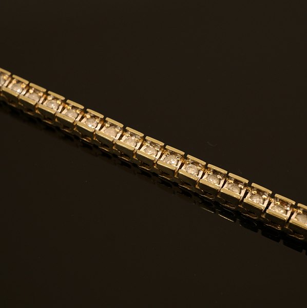 Tennis bracelet with diamonds. 10kt gold. L: 20,5cm. W: 10,2gr