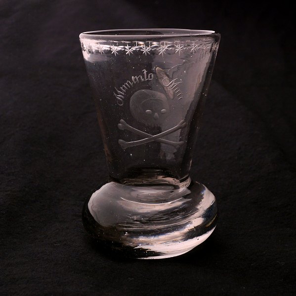 Freemason Glass with "Memento Mori" engraved. Germany circa 1780. H: 10,4cm