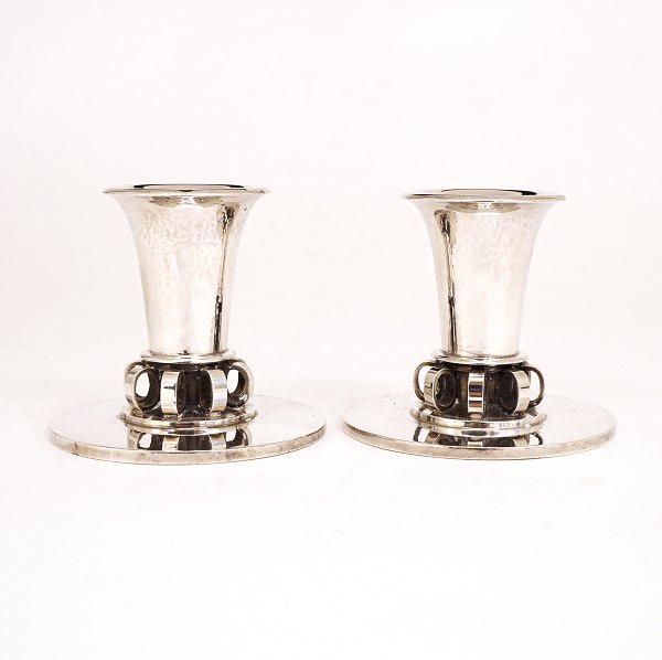 Oscar Gundlach-Pedersen for Georg Jensen: A pair of candlesticks. #539. 
Sterlingsilver. H: 7,5cm. W: 354gr