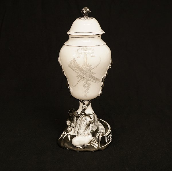 Grosse Kaninchenvase. Signiert und datiert Marieberg, Schweden, 1778. H: 35cm