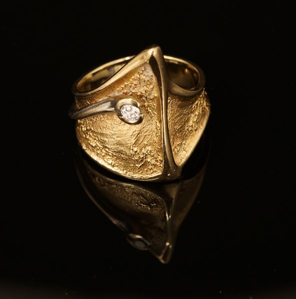 Ole Lynggaard, Denmark: Ring of 14ct gold with a diamond. Ringsize: 56-57. W: 
8,6gr