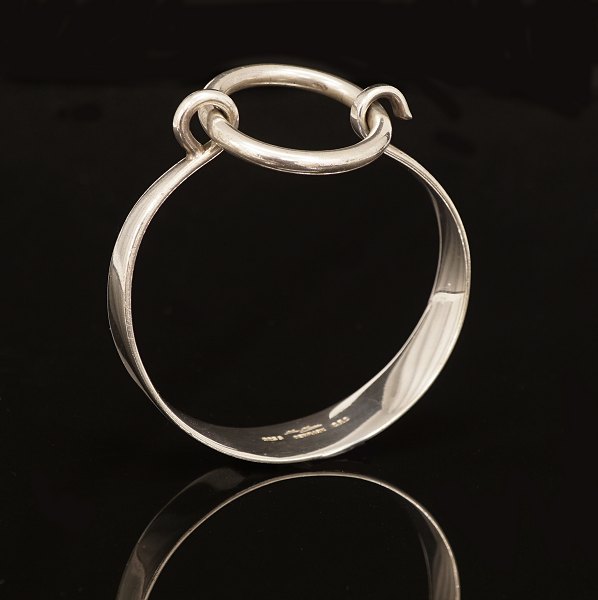 Hans Hansen: Armring af sterling sølv. Åbnes i ringled.  Stemplet Hans Hansen 
Denmark. #252. Mål indv. 6,1x5,8cm