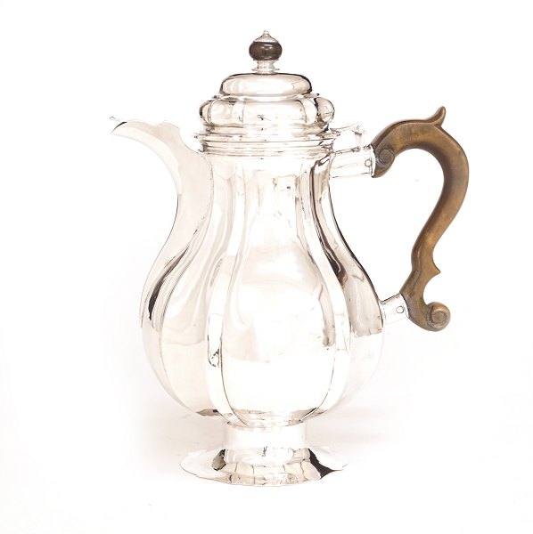 A Baroque coffee pot, silver. Barok Kaffeekanne aus Silber. Jørgen Nielsen Lind, 
Copenhagen, 1740-1756
Dated 1746
H: 25,5cm. W: 75