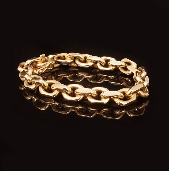 P. C. Enevoldsen, Copenhagen: A 14ct gold anchor bracelet. L: 19cm. W: 56,3gr