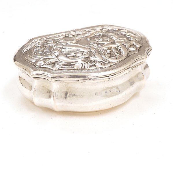 Philip Eckel Jansen, Sonderburg: A silver snuff box dated 1782. H: 3cm. L: 
7,7cm. W: 91gr