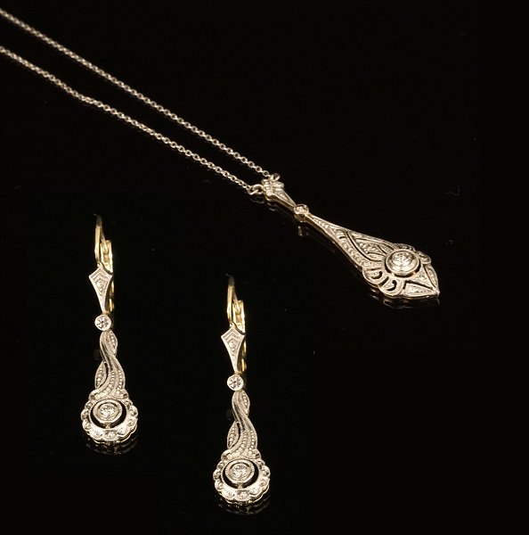 An Art Deco set of 14ct gold pendant and earrings with diamonds. Circa 1920-30. 
Pendant: 3,4x1cm