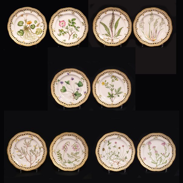 Royal Copenhagen: Set of 10 early 19th century Flora Danica plates. Made in the 
period 1870-90. D: 25cm