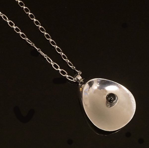 Nanna Ditzel for Georg Jensen: A sterlingsilver shell necklace. #328. L: 80cm