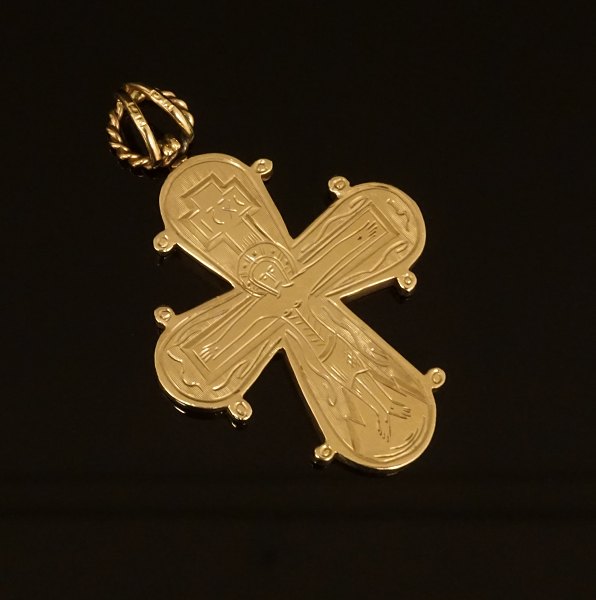 Hänger in Form von einem Kreuz in 14kt Gold. Masse: 3,7x3,1cm