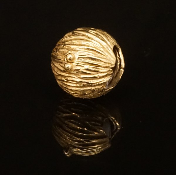 A 14kt gold Ole Lynggaard, Denmark, gold clasp. D: 1,2cm