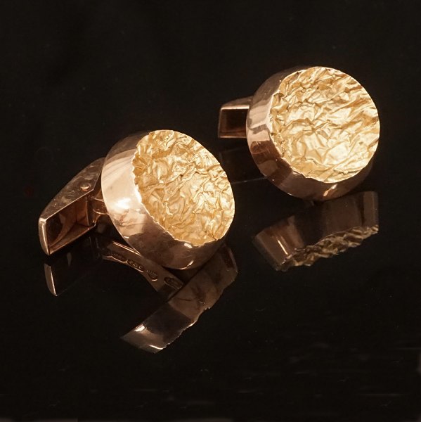 Et par 14kt guld manchetknapper. D: 1,9cm. V: 12,7gr