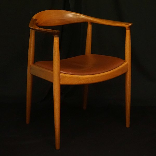 Hans J. Wegner, Denmark: "The Chair" in mahogany. PP 503. Produced by PP Møbler, 
Denmark