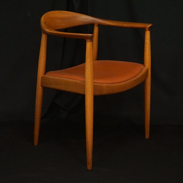 Hans J. Wegner: The Chair i mahogni, PP 503, med rødt lædersæde. Fremstillet hos 
PP Møbler