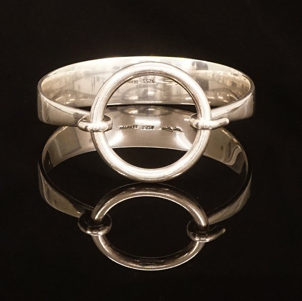 Hans Hansen: Armring i Sterlingsilber mit Schliesse. Grösse innen: 6,1x5,9cm