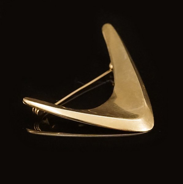 Herman Siersbøl, Denmark: A14kt gold brooch. Size: 4x4,8cm