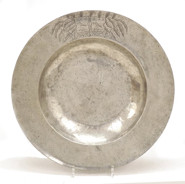 A very large end 17th century pewter plate dated 1699. D: 42cm