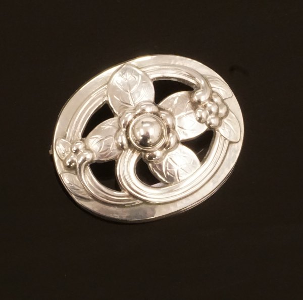 Georg Jensen: Broche af sølv. Dessin 138. Mål: 3,3x4cm