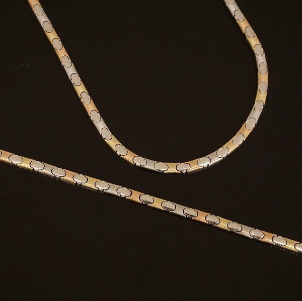 A set of necklace and bracelet of 14kt gold. L necklace: 44,5cm. L bracelet: 
20cm