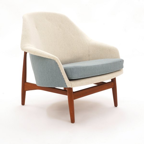 A Danish mid 20th century easy chair, teak, by Ib Kofod-Larsen. Produced by 
Carlo Gahrn circa 1957. H: 77cm. W: 80cm. D: 78cm