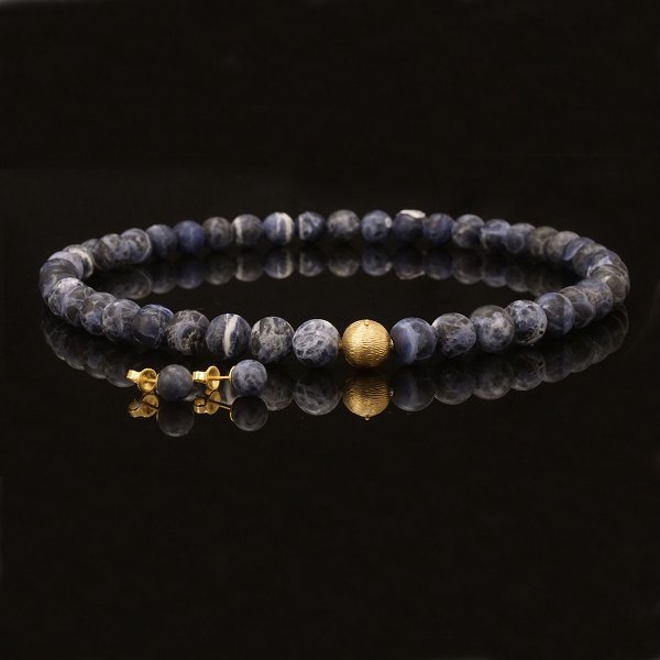 Ole Lynggaard Kugelschliesse aus 14kt Gold mit lapus lazuli Kette. Ohrringe 
(nicht Ole Lynggaard) aus 18kt Gold. L Kette: 47cm