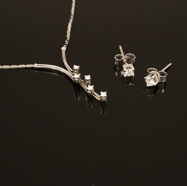 A Set of 14kt white gold necklace and earrings with diamonds. L necklace: 43cm