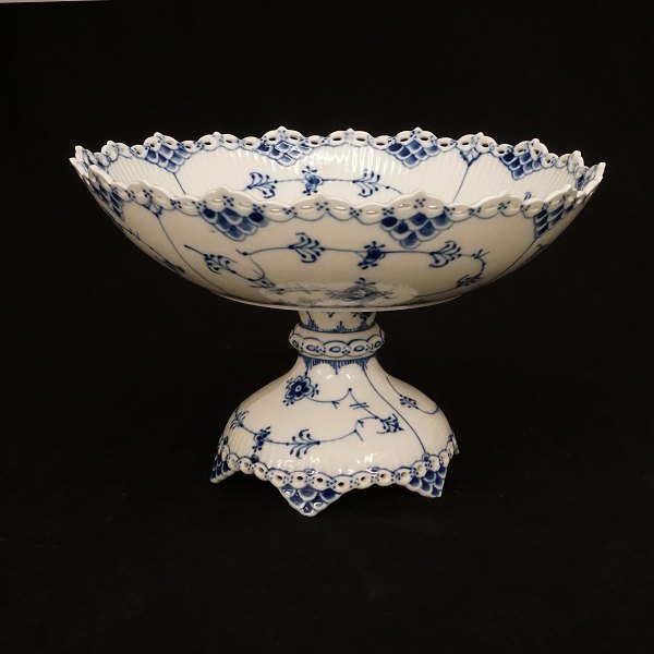 A large Royal Copenhagen blue fluted full lace centerpiece. #1022. H:18,2cm. D: 
28cm