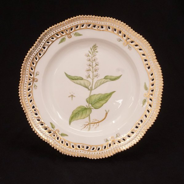 A large Royal Copenhagen plate.
"20/3553.
D: 25cm