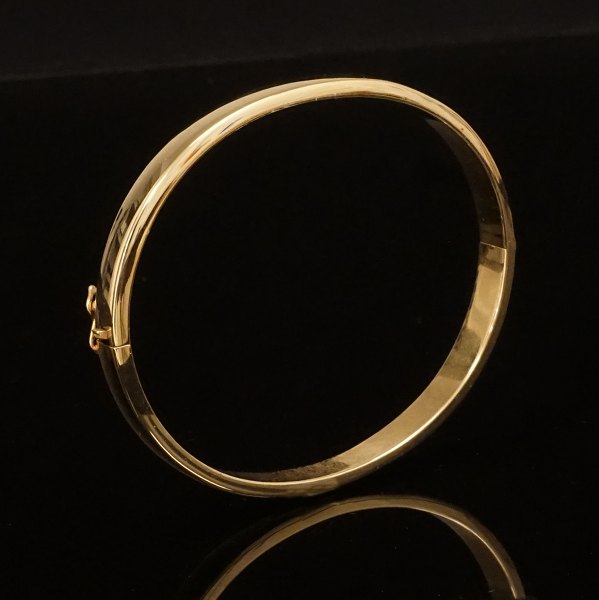 Ovaler Armring aus 14kt Gold. Masse innen: 5,3x6,0cm