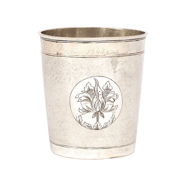 A large silver snakeskin beaker by Günther Otzen, Denmark, 1804-07. H: 10,7cm. 
W: 162gr