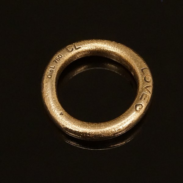 Charlotte Lynggaard: "Love"-ring i 18kt guld med diamant på ca. 0,03ct . 
Ringstr. 51-52