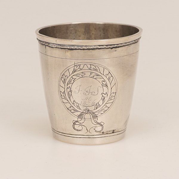 A small early 19th century silver cup by Søren Christensen, Varde, Denmark. H: 
6,5cm. W: 74gr